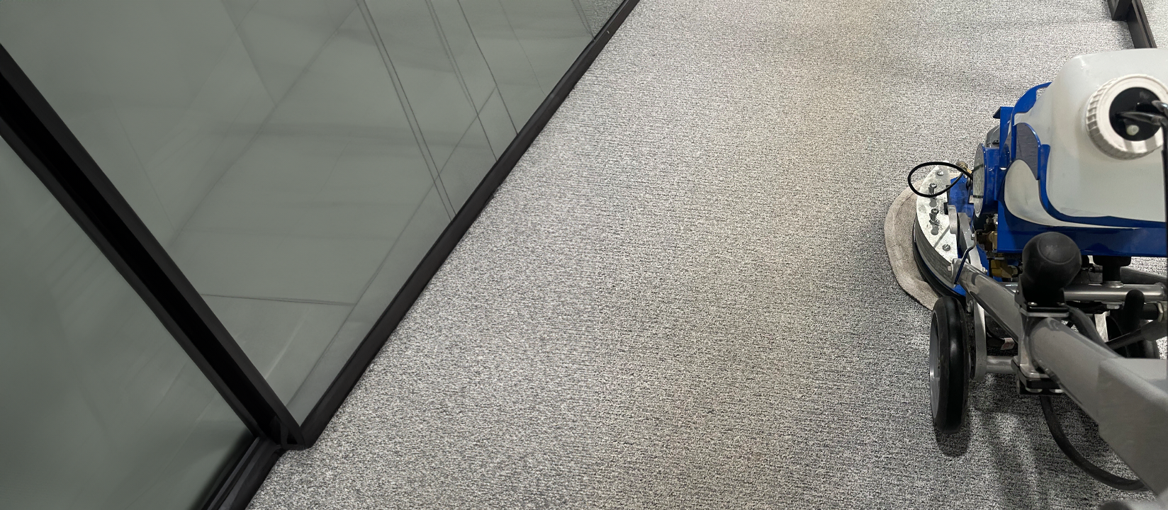 Kokolattiamattojen pesu käynnissä OrboTechin siivouskoneella.