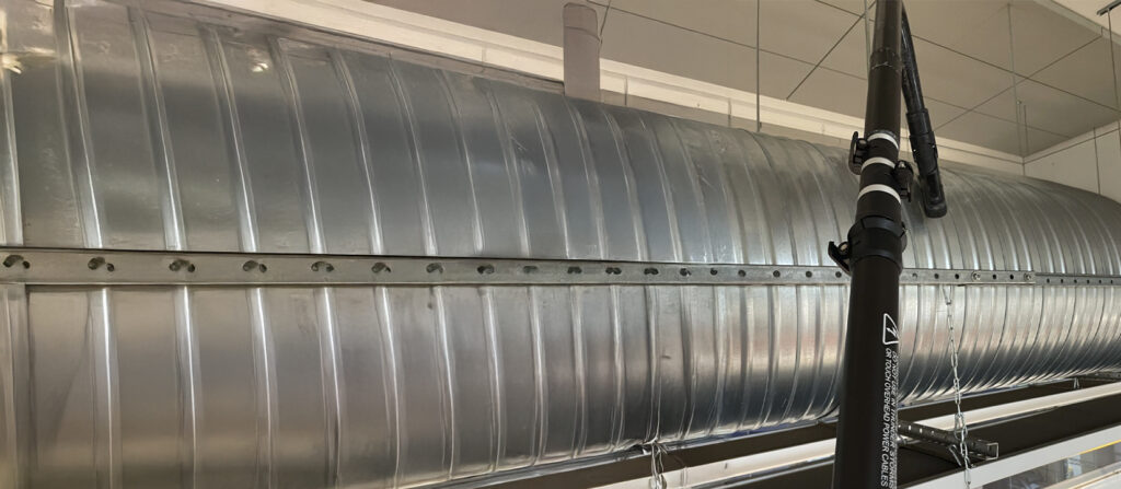 Yläpölyjen poistoa pitkävartisella imurilla.